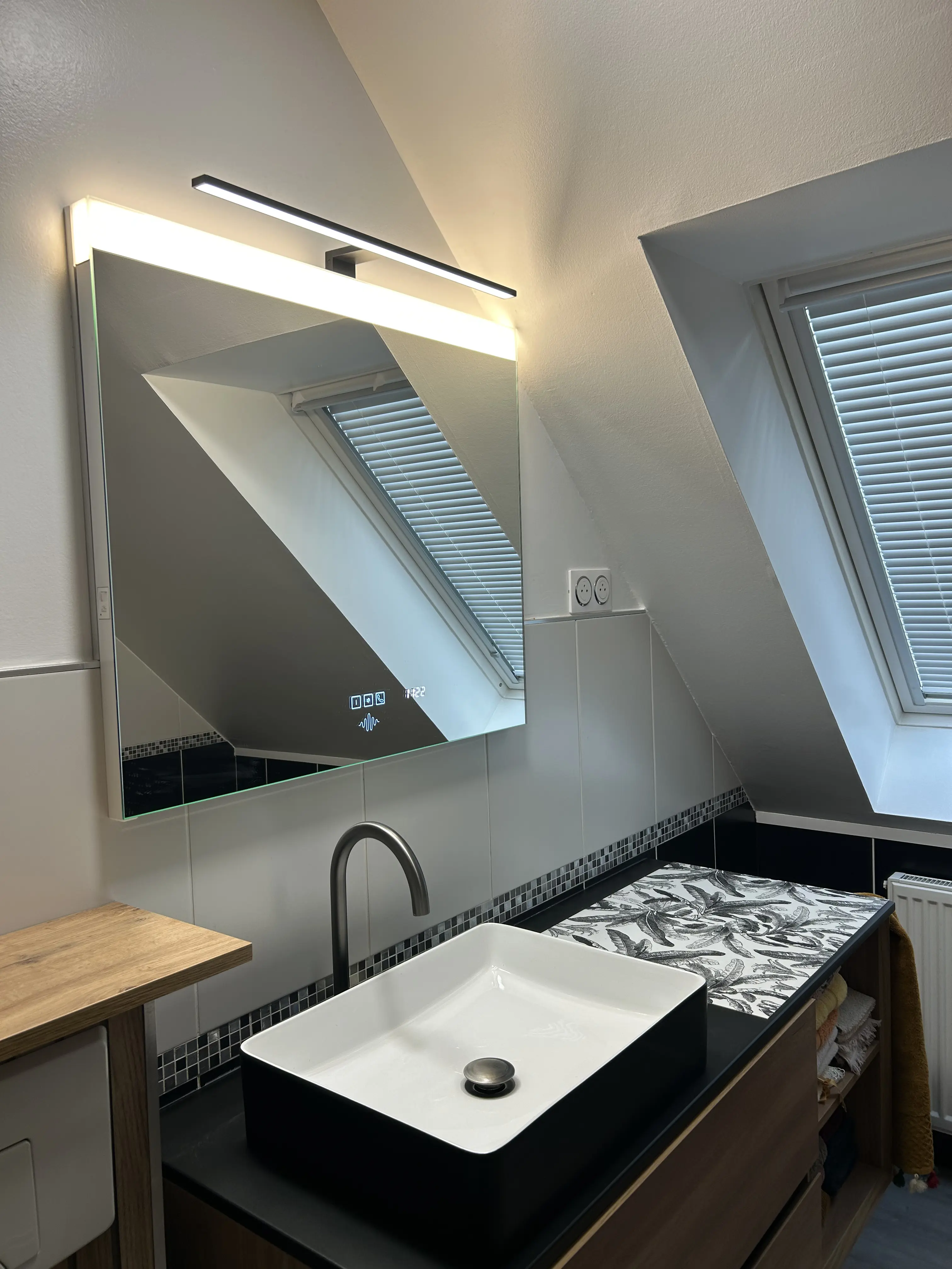 Installation miroir lumineux avec prise double à Tourcoing - Salle de bain moderne - ALB ELEC